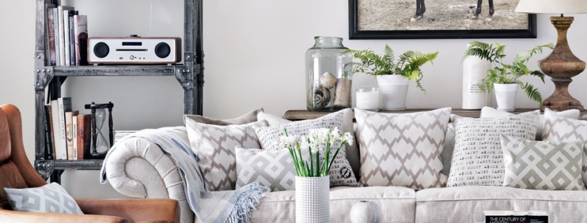 Grijs chesterfield bankstel gecombineerd met industriele look fauteuil en tafel
