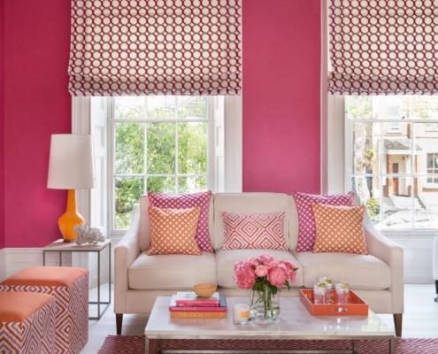Diep roze gecomineerd met oranje voor in de woonkamer, inclusie leuke decoratie kussens