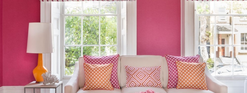 Diep roze gecomineerd met oranje voor in de woonkamer, inclusie leuke decoratie kussens