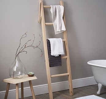 Ladder tegen muur in badkamer
