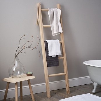Ladder tegen muur in badkamer