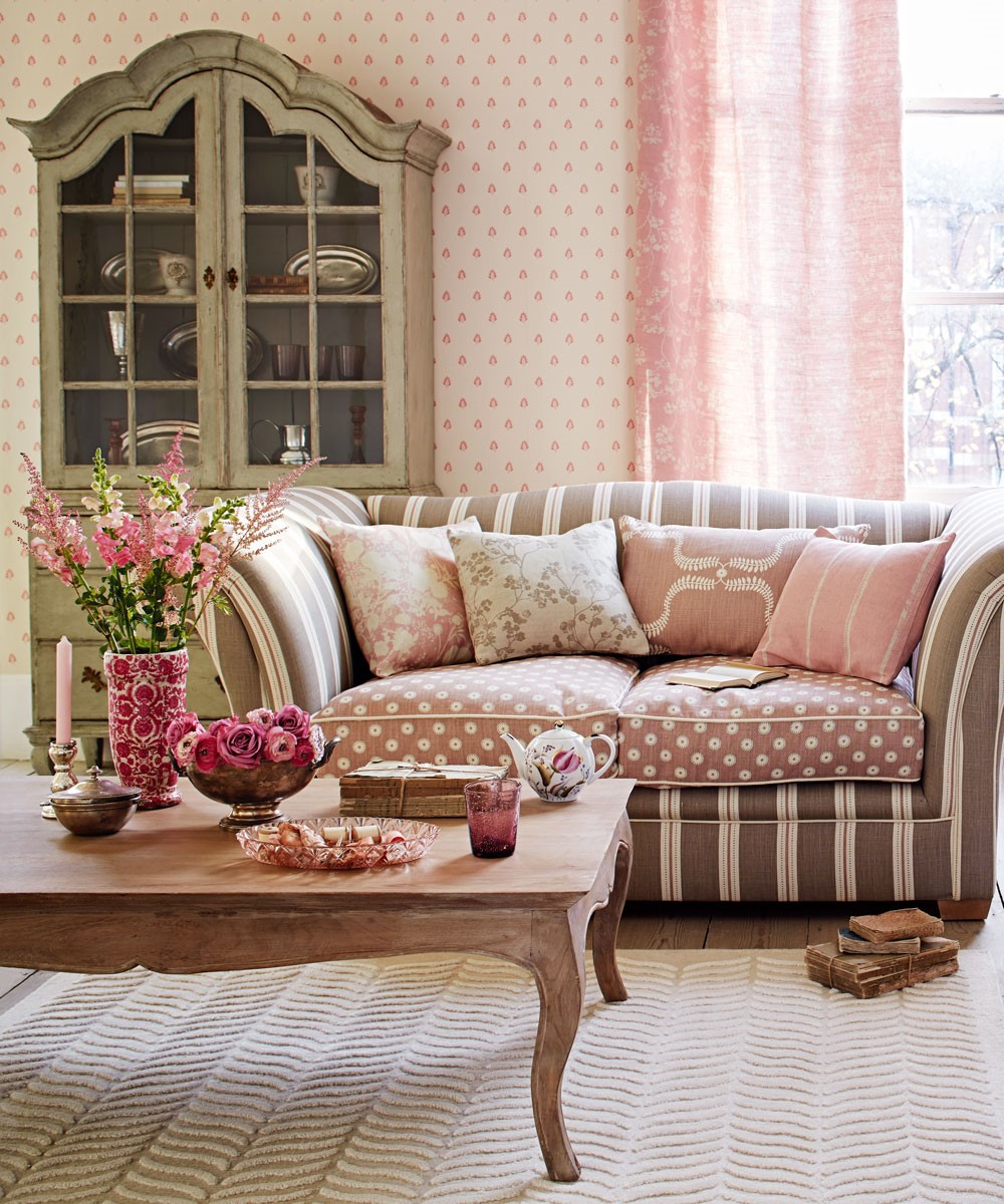 Roze bloesem in je woonkamer, diverse kleuren mooi gecombineerd, decoratie helpt veel