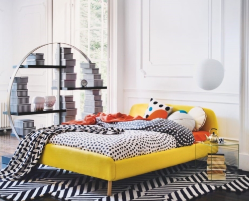 Slaapkamer met geel bed wat overkomt als het zonnetje in je slaapkamer, heerlijk