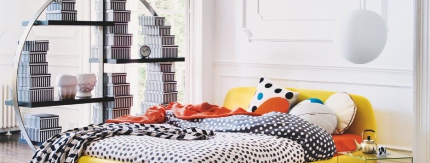 Slaapkamer met geel bed wat overkomt als het zonnetje in je slaapkamer, heerlijk