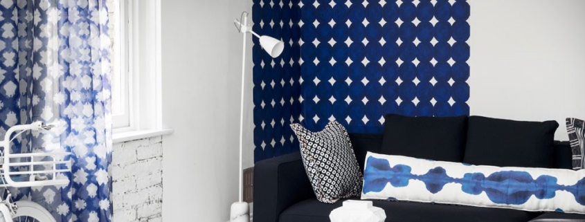 Vertikaal behang in de woonkamer als decoratie